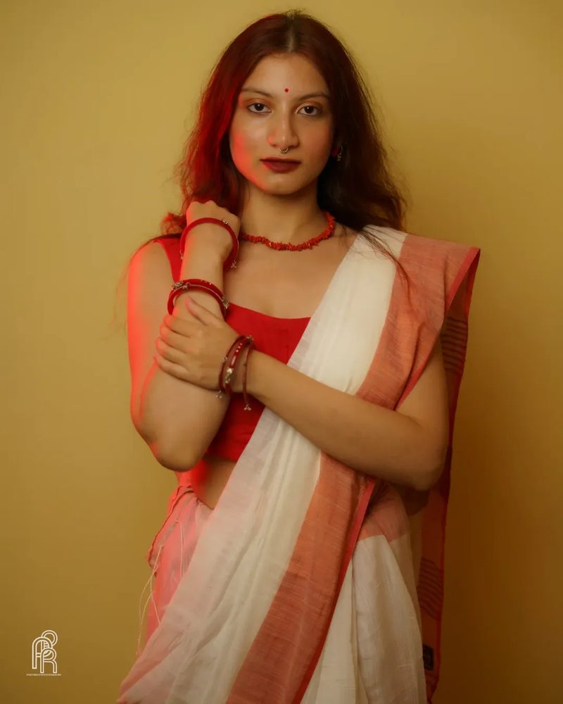 Aakar Aagomoni | White Handloom Cottton Saree With Red border