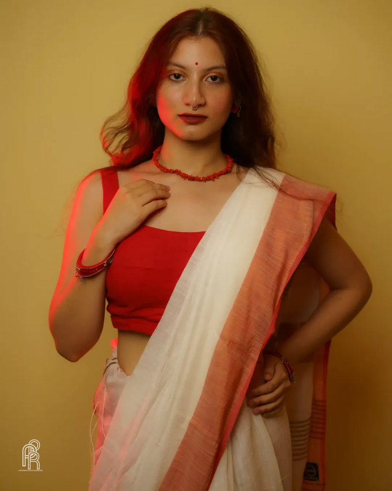 Aakar Aagomoni | White Handloom Cottton Saree With Red border