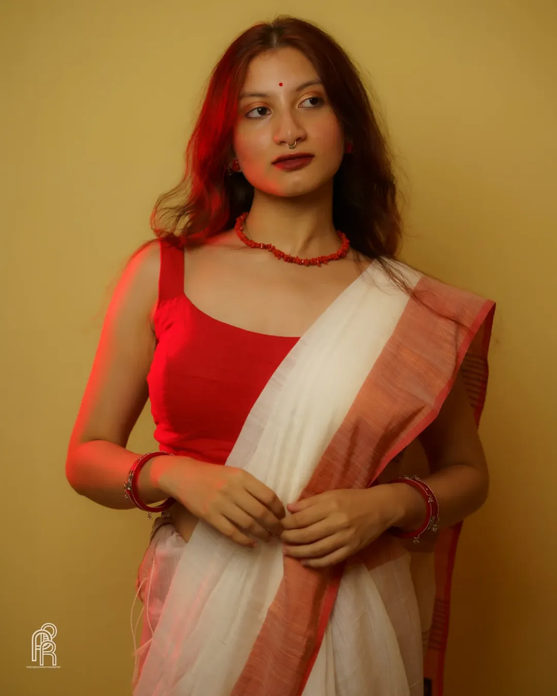 Aakar Aagomoni | White Handloom Cottton Saree With Red border