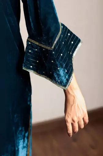 Teal hand embroidered kurta with zari detailing