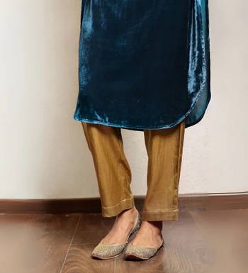 Teal hand embroidered kurta with zari detailing 4