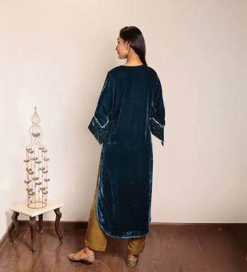 Teal hand embroidered kurta with zari detailing 5