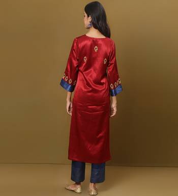 Embroidered mashru silk kurta set with dupatta 5
