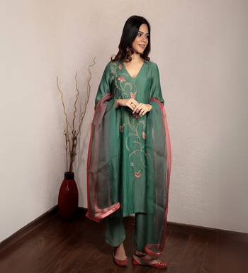 Green tissue chanderi hand embroidered v-neck kurta set with organza dupatta 1
