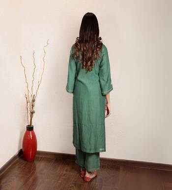Green tissue chanderi hand embroidered v-neck kurta set with organza dupatta 2