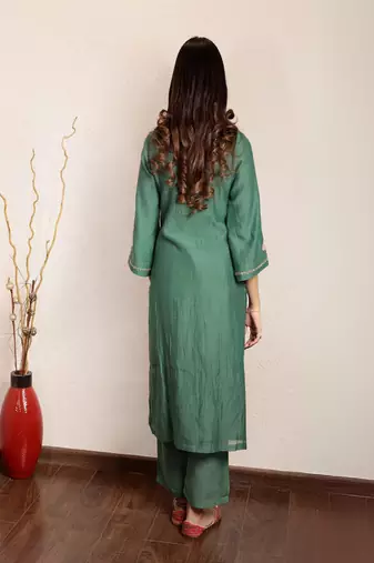 Green tissue chanderi hand embroidered v-neck kurta set with organza dupatta