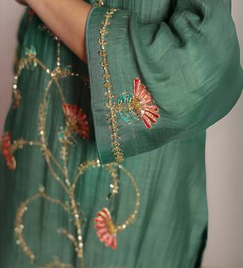 Green tissue chanderi hand embroidered v-neck kurta set with organza dupatta 3