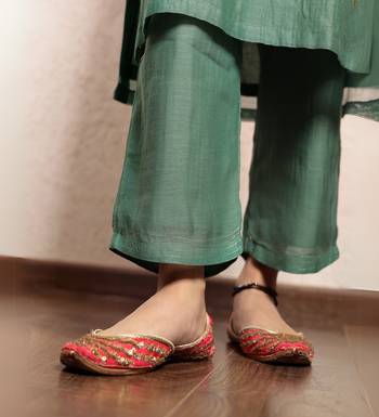 Green tissue chanderi hand embroidered v-neck kurta set with organza dupatta 4