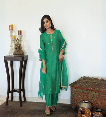 Green chanderi hand embroidered kurta set with dupatta 1