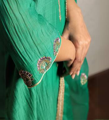 Green chanderi hand embroidered kurta set with dupatta 2