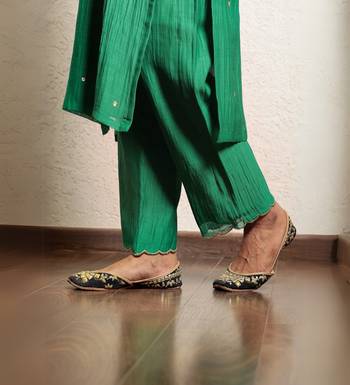 Green chanderi hand embroidered kurta set with dupatta 3