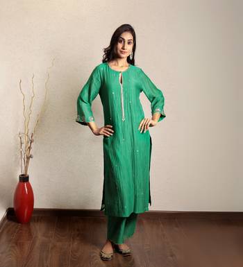 Green chanderi hand embroidered kurta set with dupatta 4