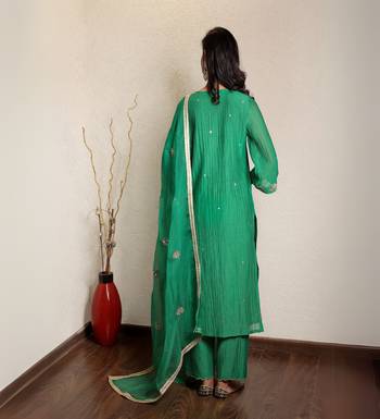 Green chanderi hand embroidered kurta set with dupatta 5