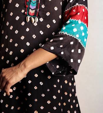 Black bandhani kurta set with thread work 3
