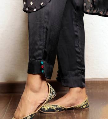 Black bandhani kurta set with thread work 4
