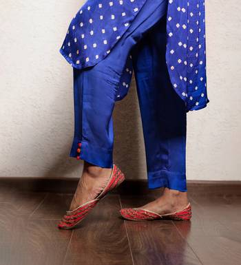 Blue bandhani kurta set with thread work 4