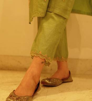 Green chanderi embroidered suit set with dupatta 4