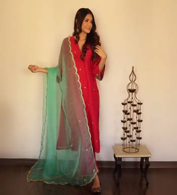 Red chanderi hand embroidered kurta set with organza dupatta 1