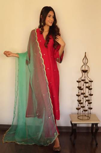 Red chanderi hand embroidered kurta set with organza dupatta