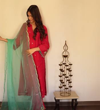 Red chanderi hand embroidered kurta set with organza dupatta 2