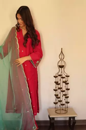 Red chanderi hand embroidered kurta set with organza dupatta