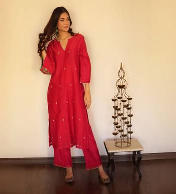 Red chanderi hand embroidered kurta set with organza dupatta 3