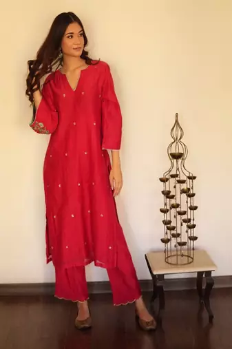 Red chanderi hand embroidered kurta set with organza dupatta