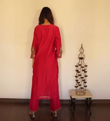 Red chanderi hand embroidered kurta set with organza dupatta 4