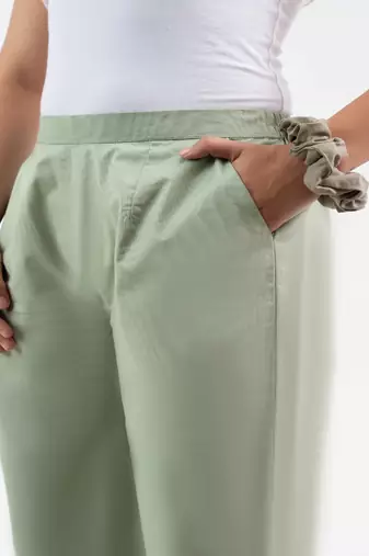 Pista green cotton  solid cargo pant