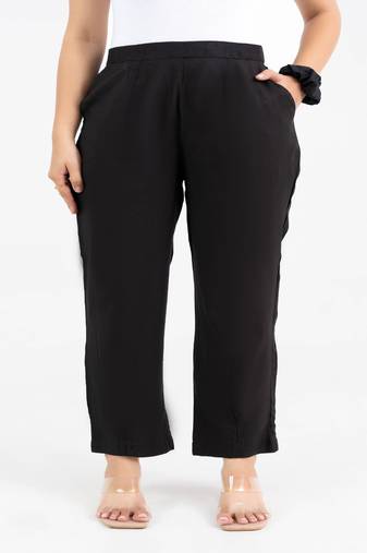 Black solid viscose pant with pleated bottom