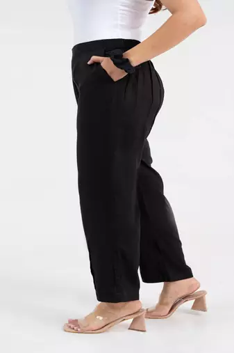 Black solid viscose pant with pleated bottom