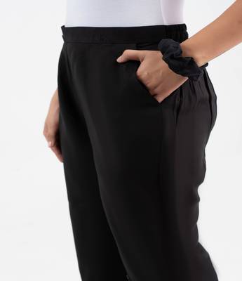 Black solid viscose pant with pleated bottom 4
