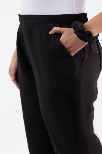Black solid viscose pant with pleated bottom