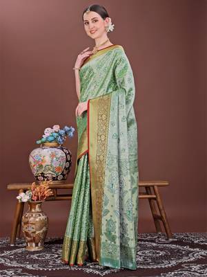 Green zari woven silk blend saree 4
