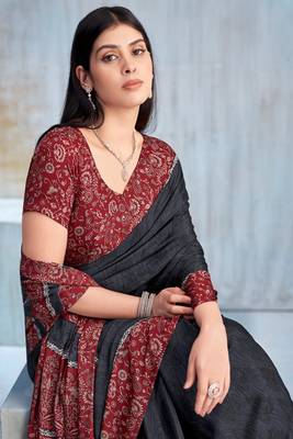 Grey paisley floral printed crepe saree with printed unstitch blouse 2