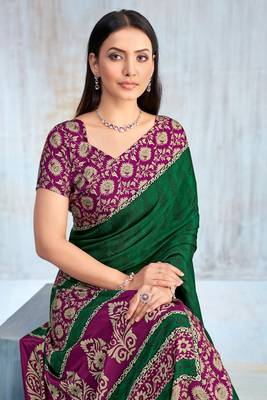 Green paisley floral printed crepe saree with printed unstitch blouse 2