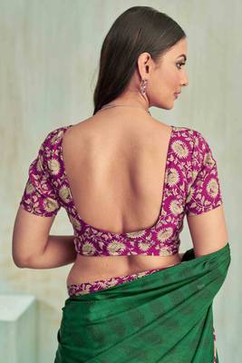 Green paisley floral printed crepe saree with printed unstitch blouse 4