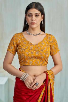 Red paisley floral printed crepe saree with printed unstitch blouse 3