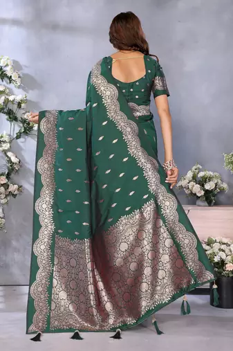 Green Woven Silk Blend Saree With Blouse