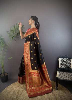 black silk blend butti zari weaving constrast pallu banarasi saree 2