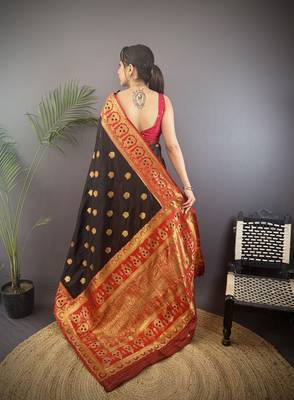 black silk blend butti zari weaving constrast pallu banarasi saree 4