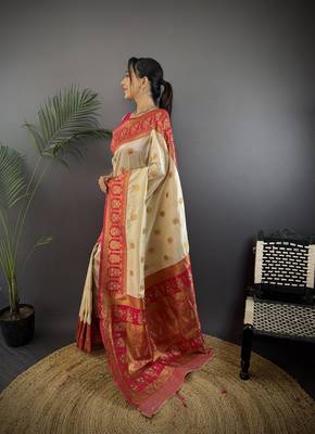 white silk blend butti zari weaving constrast pallu banarasi saree 2