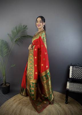 red silk blend butti zari weaving constrast pallu banarasi saree 2