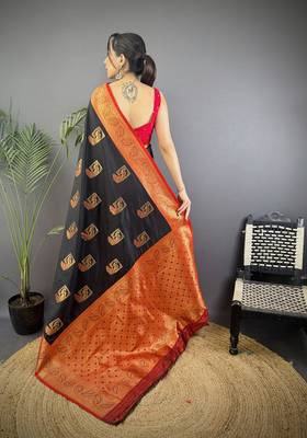 black silk blend peacock pattern zari weaving contrast border banarasi saree 4