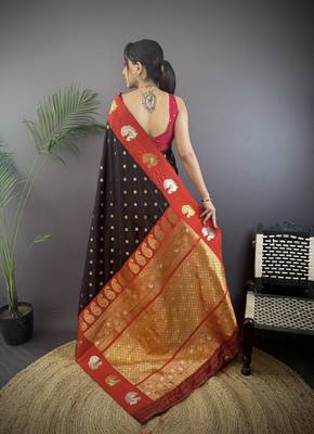 black silk blend butti zari weaving contrast weaving border banarasi saree 4