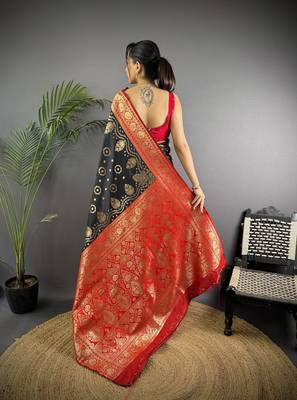 black silk blend butti zari weaving contrast weaving border banarasi saree 4