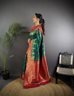 rama green silk blend butti zari weaving contrast weaving border banarasi saree 2