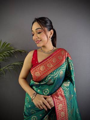 rama green silk blend butti zari weaving contrast weaving border banarasi saree 3