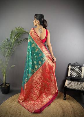 rama green silk blend butti zari weaving contrast weaving border banarasi saree 4