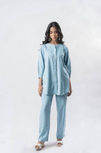 Light blue pleated band collar shirt